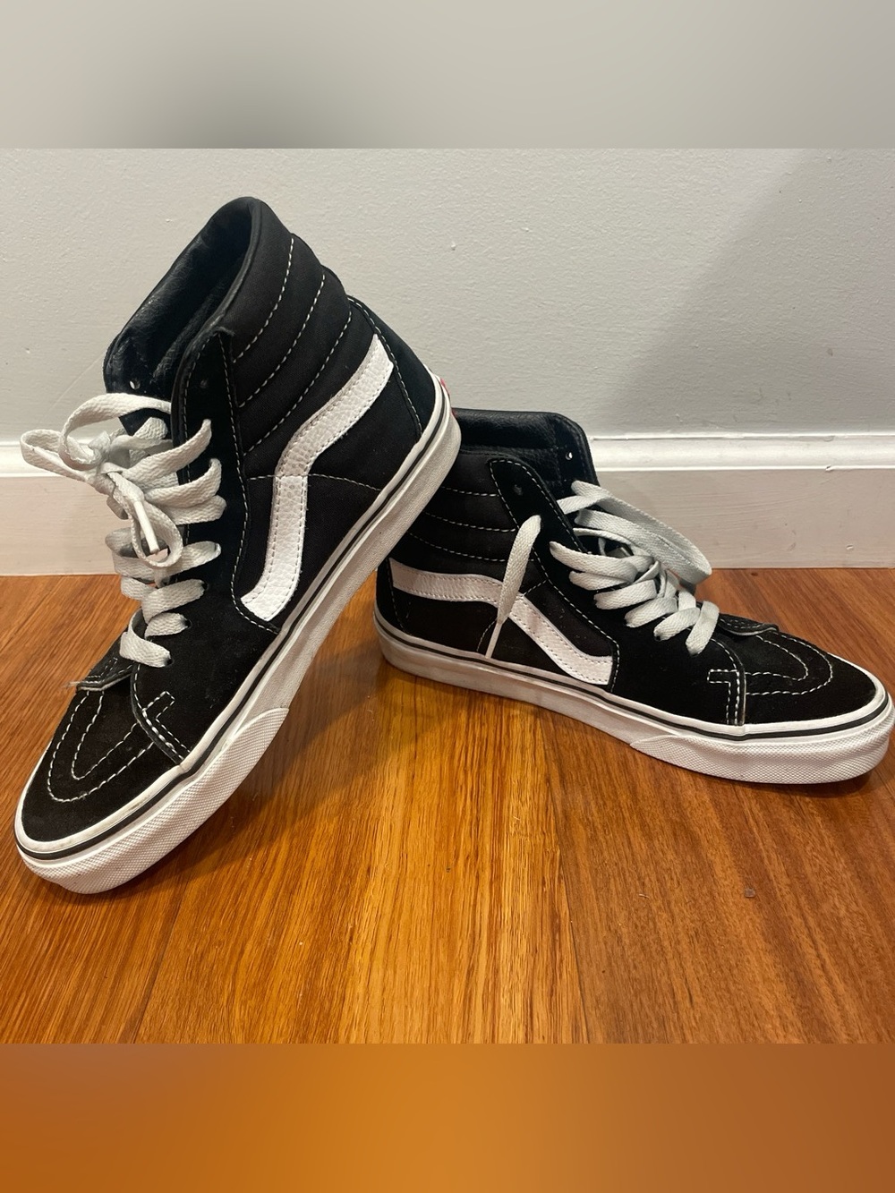 VANS Sk8-Hi Shoe (unisex)
Men:5.5
Women: 7